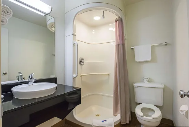 جناح بسرير كوين لذوي الإعاقة، Motel6 Rochester, MN 7/9