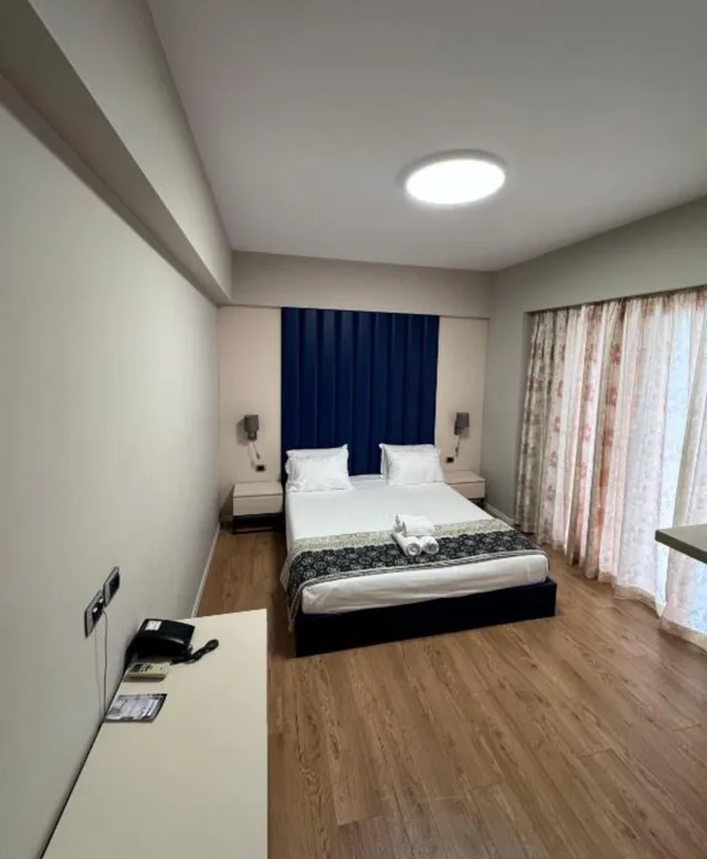 غرفة بسرير مزدوج بشرفة، Blue Sky Hotel 3/10