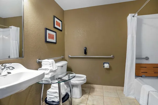 Room, King Bed, Accessible, Comfort Inn & Suites Macon, MO 5/5