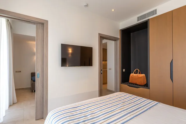 جناح بسرير مزدوج بغرفة نوم واحدة مع أريكة، Minos Hotel 3/6