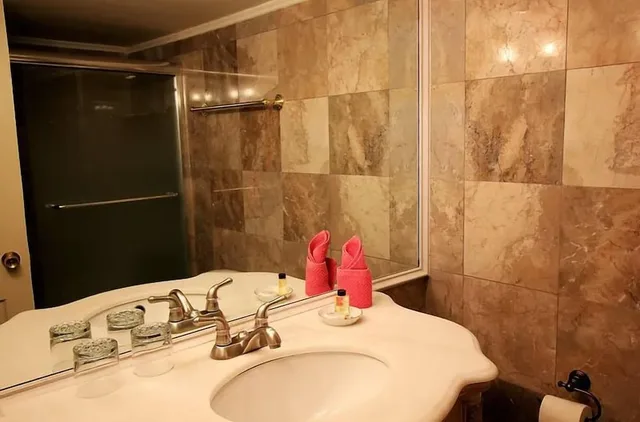جناح جونيور بسريرين كوين بشرفة، The Olivier House Hotel 2/3
