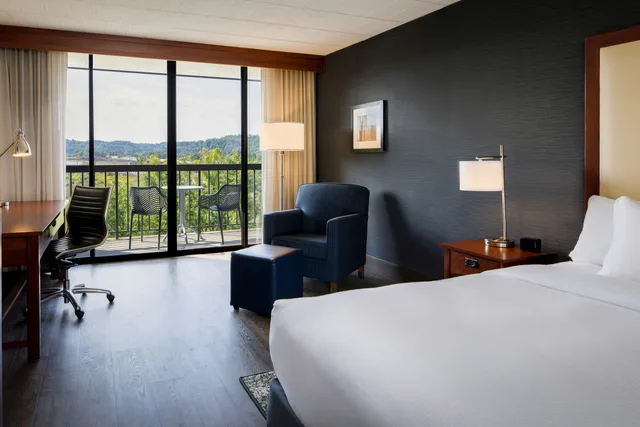 غرفة بسرير كينج بشرفة، Doubletree By Hilton Hotel Pittsburgh - Cranberry 4/7
