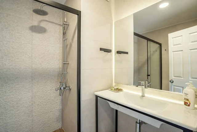 شقة عائلية بسرير كوين وسريرين منفصلين بإطلالة على البحر بغرفتي نوم بمطبخ، True Blue Boutique Hotel Kalkan 5/7