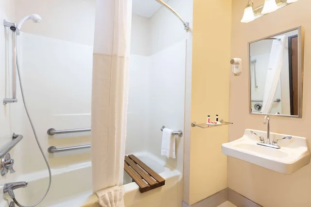 غرفة بسرير كينج لذوي الإعاقة، Clarion Pointe Harrodsburg 9/10