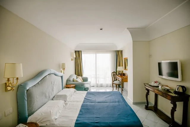 غرفة ديلوكس بسرير كوين بإطلالة على البحر بشرفة، Hotel Villa Fraulo 1/5