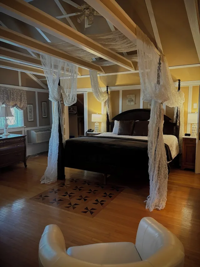 Parker, Suite, King Bed، Leaside Manor By The Leaside Group 6/9