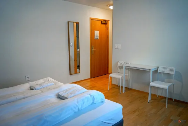 غرفة بسريرين منفصلين بحمام خاص، START HOSTEL 4/10