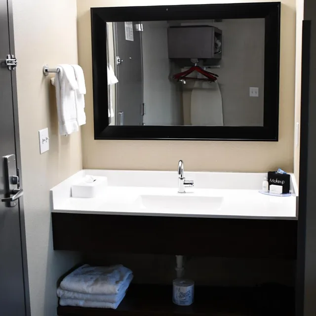 غرفة بسرير كينج، Cobblestone Inn & Suites - Trenton 3/3