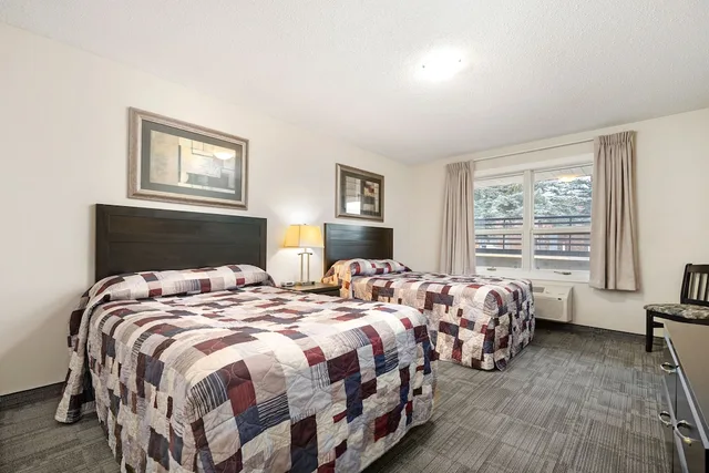 غرفة بسريرين مزدوجين بغرفة نوم واحدة بمطبخ صغير للمدخنين، Guest House Inn And Suites 1/2