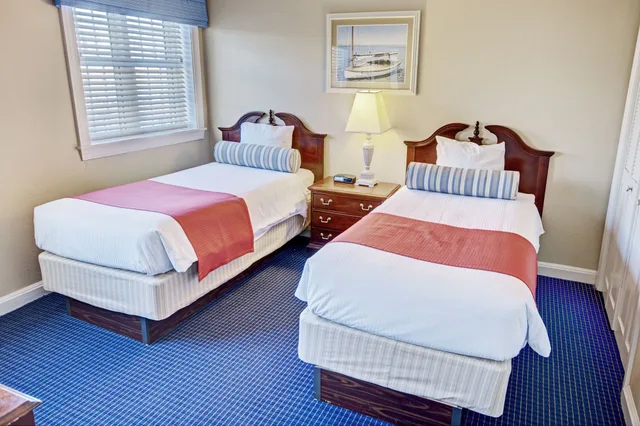 غرفة قياسية بسريرين منفصلين وسرير كينج بـ3 غرف نوم مع أريكة، Club Wyndham Newport Onshore 5/10