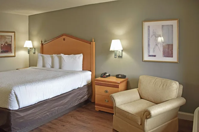 غرفة قياسية بسرير كينج، Rodeway Inn Hot Springs National Park Area 3/10