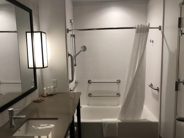 غرفة بسرير كينج لذوي الإعاقة، Country Inn & Suites by Radisson, Flagstaff Downtown, AZ 3/3