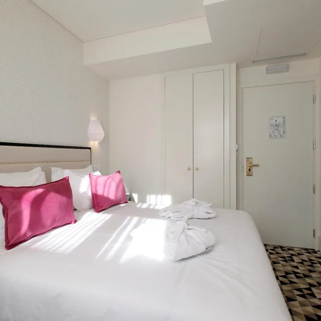 Mini, Double Bed, Street View, Hotel Lis Baixa 2/9