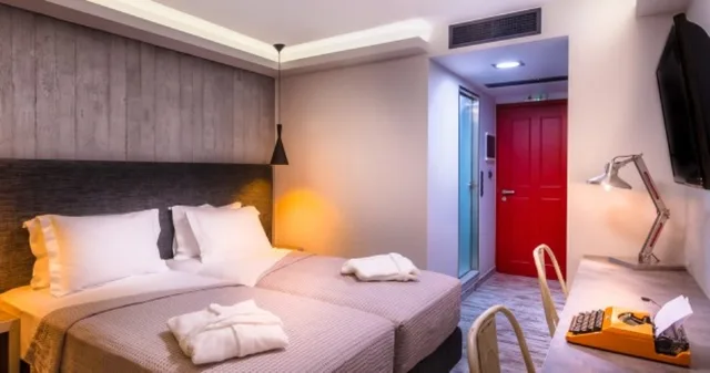 Junior Suite, 360 Degrees 1/2