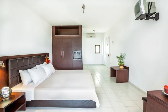 غرفة قياسية بسرير مزدوج بإطلالة على البحر، Xenios Dolphin Beach Hotel 2/7