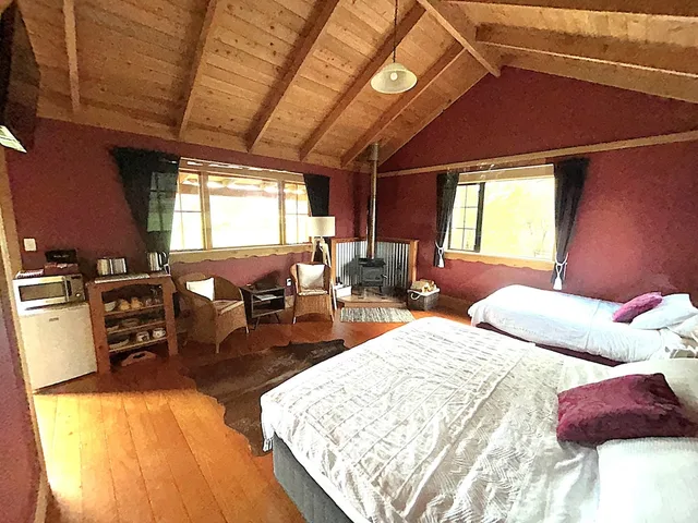شاليه بسرير كينج وسرير فردي بإطلالة على الجبل بغرفة نوم واحدة، The River Lodge 1/6