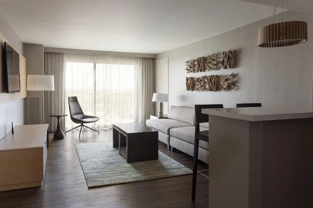 جناح بسرير كينج بإطلالة على الفناء بغرفة نوم واحدة، Boca Raton Marriott At Bocacenterhotel 4/7