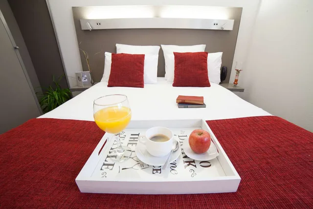 غرفة كومفورت بسرير كوين، Hotel Les Domes - Perpignan Sud by Hosteletour 1/1