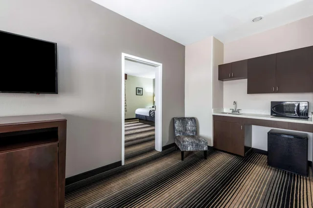 جناح ديلوكس عائلي بسرير كينج، La Quinta Inn & Suites by Wyndham Orange 3/5
