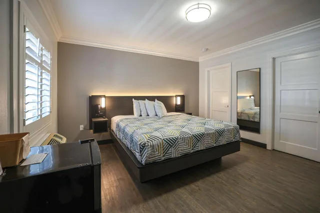 غرفة بسرير كينج لذوي الإعاقة، Motel6 Tustin, CA – Orange County 4/8