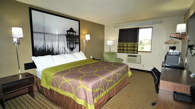 غرفة بسرير كينج، Super 8 by Wyndham Greenville 1/2