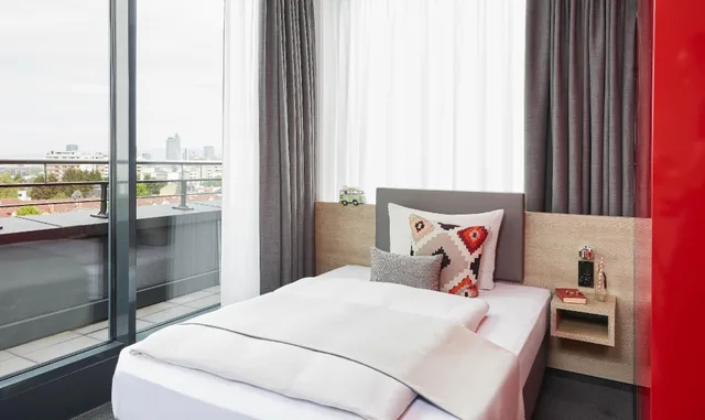 Semi Room, Business, French, Semi Double Bed، Derag Livinghotel Frankfurt 2/3