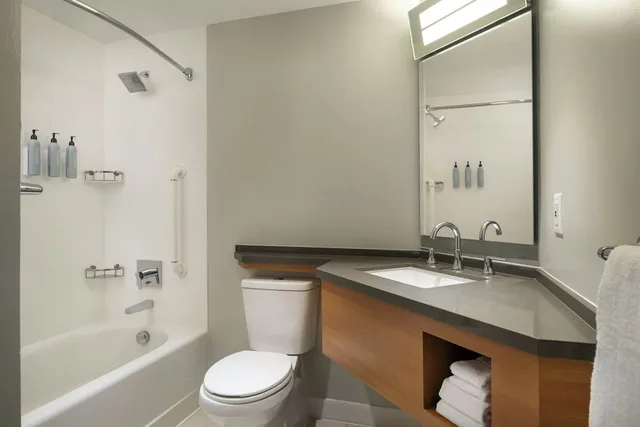 Room, 2 Queen Beds, Harbour View, Courtyard Long Beach Downtown 4/5