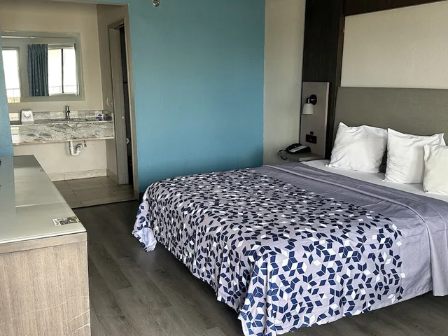 Upgrade, Deluxe, King Bed، Days Inn by Wyndham El Paso Airport East 6/10