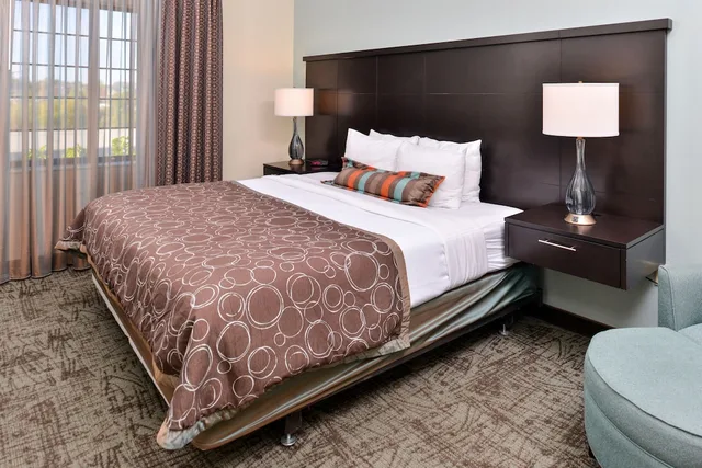 جناح بسرير كوين بغرفة نوم واحدة بمطبخ لذوي الإعاقة، Staybridge Suites O Fallon Chesterfield 3/5