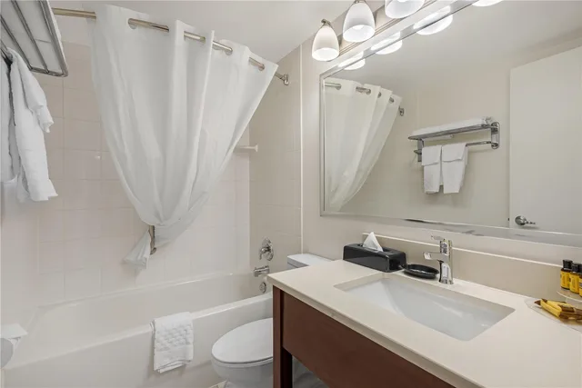 شقة بسرير كوين بغرفة نوم واحدة مع أريكة بمطبخ صغير، Best Western Plus Suites Downtown 3/4