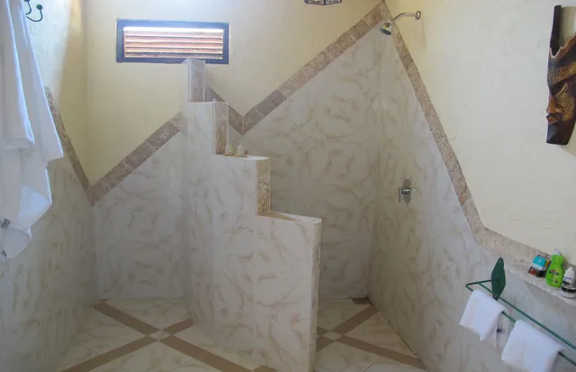 غرفة بسرير كينج بإطلالة على المسبح، Hotel Uyah Amed Spa Resort 6/6
