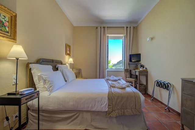 غرفة كومفورت رباعية بسرير كوين وسريرين منفصلين بإطلالة على البحر، Hôtel La Corniche 6/8