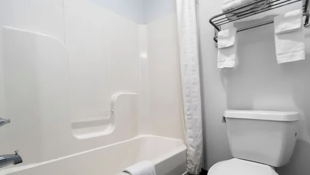 Room, King Bed, Kitchenette, Belmont Inn and Suites 6/8