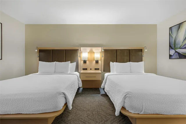 جناح بسرير كوين مع أريكة لذوي الإعاقة، Best Western Plus South Coast Inn 1/7