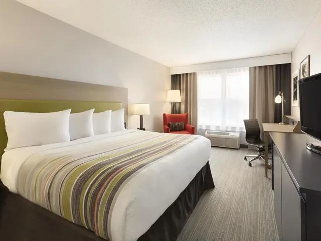 1 Bedroom, Suite, King Bed, Holiday Inn Express & Suites Marquette, an IHG Hotel 1/1