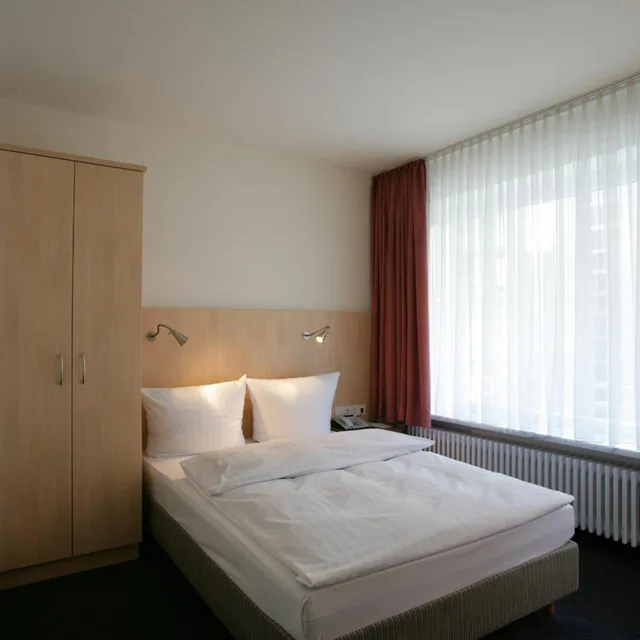 غرفة بسرير كينج، Top Hotel Senator 1/10