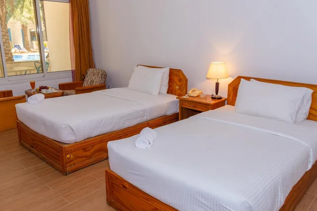 غرفة بسرير فردي بإطلالة على المسبح، Fujairah Hotel and Resort 2/4
