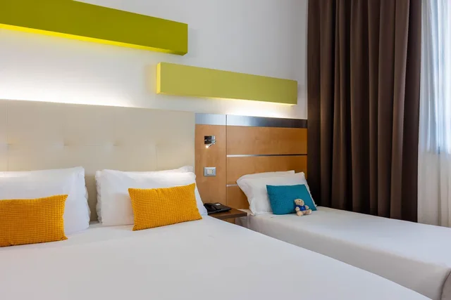 غرفة ثلاثية بسرير مزدوج وسرير فردي، Ih Hotels Milano Gioia 1/5