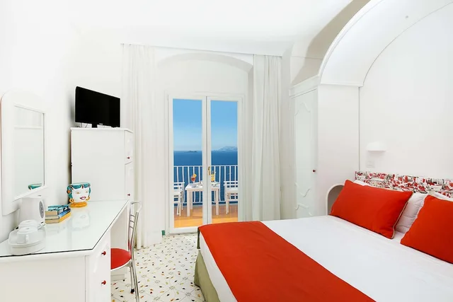 غرفة ديلوكس بسريرين منفصلين بإطلالة على البحر بشرفة، Hotel Tramonto d'Oro 2/10