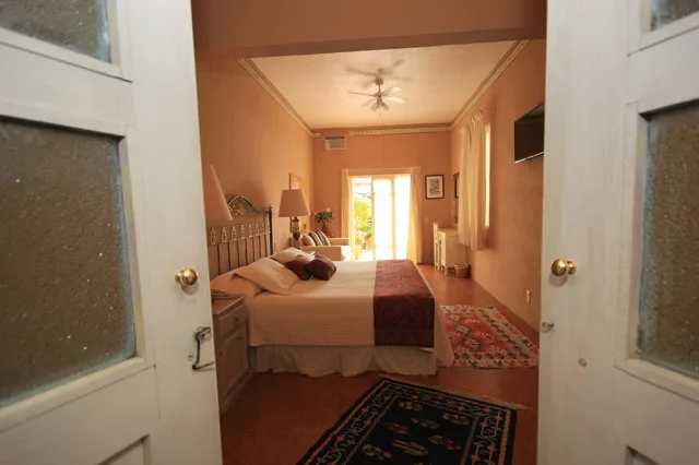 غرفة جونيور بسرير كينج بإطلالة على الفناء، Villa Mirasol Hotel 4/4