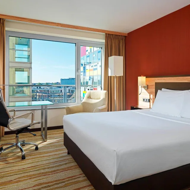 غرفة قياسية بسرير كوين، Courtyard By Marriott Dusseldorf Hafen 3/5