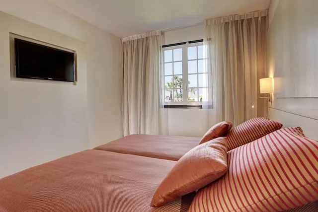 شقة بسريرين منفصلين بشرفة بغرفة نوم واحدة مع أريكة، Grupotel Club Menorca 2/5