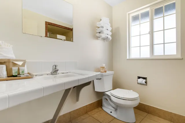 Room, King Bed, Hot Tub, Town House Motel - Historic Old Town Eureka 5/6