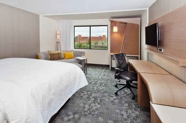 غرفة بسرير كينج مع أريكة، Courtyard By Marriott Columbus Phenix City 1/4