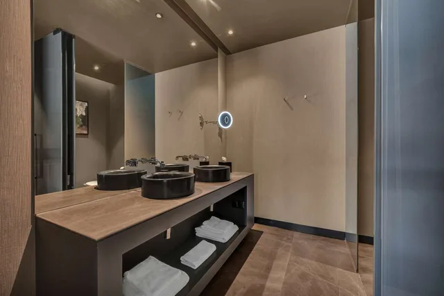 جناح جونيور، Hilton Porto Gaia 4/5
