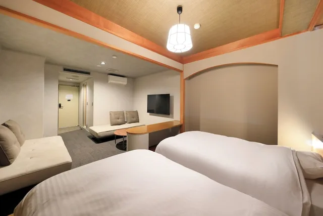 غرفة يابانية غربية بسريرين منفصلين مع أريكة، Yutorelo Nikko Hostel 3/10