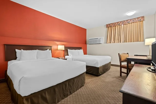 Basement, 2 Queen Beds, Comfort Inn & Suites Calgary Airport - South 3/7
