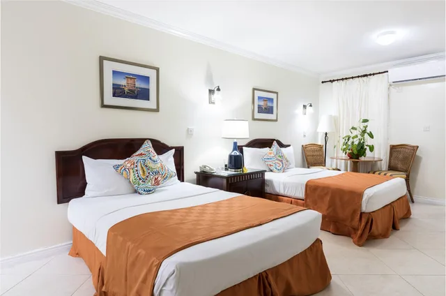 غرفة بسريرين مزدوجين، Bay Gardens Hotel 1/4