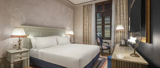 غرفة بسرير كينج لذوي الإعاقة، Palazzo Donizetti Istanbul, Tapestry Collection by Hilton 2/4