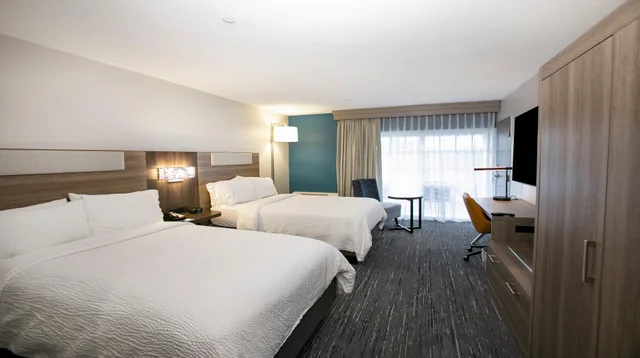 غرفة بسريرين مزدوجين بإطلالة على المسبح، Holiday Inn Express North Palm Beach Oceanview 1/2